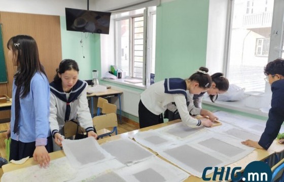 Нийслэлийн сурагчид цаас дахин боловсруулж сурлаа 