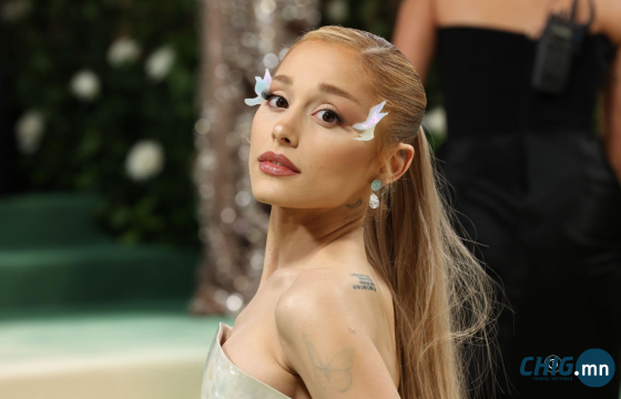 Ариана Гранде найм дахь цомгоо гаргана