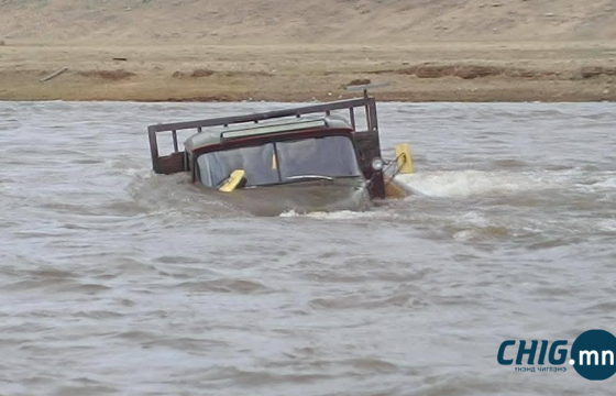 Идэрийн голд суусан “ЗИЛ-131”-ийг татан гаргаж, 2 иргэнийг аварлаа