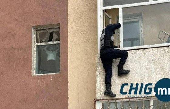 Ганцаараа үлдсэн дөрвөн настай хүүг цагдаа хамгаалалтгүй авирч аварчээ 