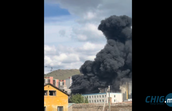 ОБЕГ: Барилгын хөөсөнцөр шатаж буйг унтраахаар ажиллаж байна