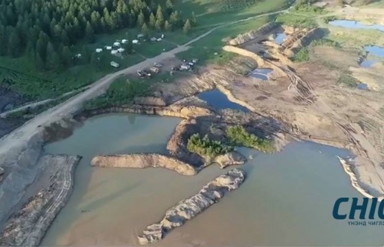 Тусгай хамгаалалттай газраас алтны агууламжтай чулуу ачиж яваад баригдлаа 