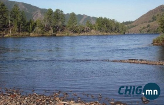 Үерт боогдсон мотоциклтэй иргэдийг завиар зөөж, гаргалаа 