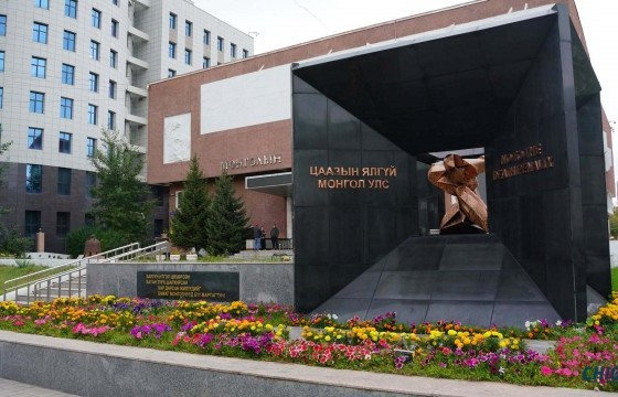 Хэлмэгдэгчдийн хөшөөг 30 мянган хүний дурсгалд зориулж босгосон