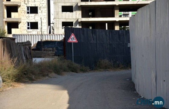 Хүүхдийн орчинд аюулгүй байдал хангаж ажиллаагүй барилгуудыг зогсоолоо 
